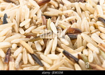 Une image complète de trois différents types de riz : Riz Basmati, sauvage et rouge. Convient pour la texture de fond. Banque D'Images