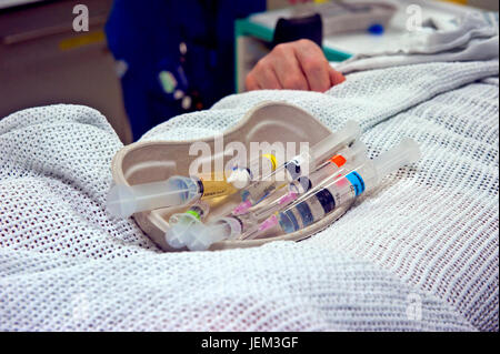 Le bac de médicaments anesthésiques administrés à un patient sur le point de subir un pontage aortocoronarien par greffe (cardiaque). Banque D'Images
