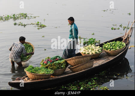 Le BANGLADESH Dhaka, la rivière Buriganga, bateaux transports légumes frais de village en ville / BANGLADESCH Dhaka, Boote auf dem Fluss Buriganga transportieren Gemuese Banque D'Images