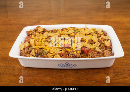 Casserole de haricots rouges et riz avec du fromage et les croustilles de maïs.jpg Banque D'Images