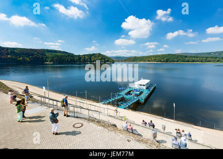 SCHWAMMENAUEL - 30 août : les touristes au port de Schwammenauel Rursee dans l'Eifel, en Allemagne le 30 août 2016. Banque D'Images