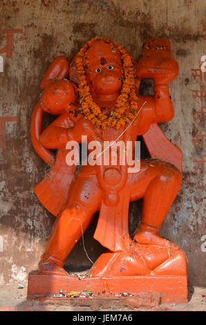 Statue d'Orange Seigneur HANUMAN, le Dieu Singe hindou à Varanasi, Inde Banque D'Images