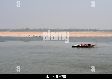 Traversée en bateau le Gange à Varanasi, Inde Banque D'Images