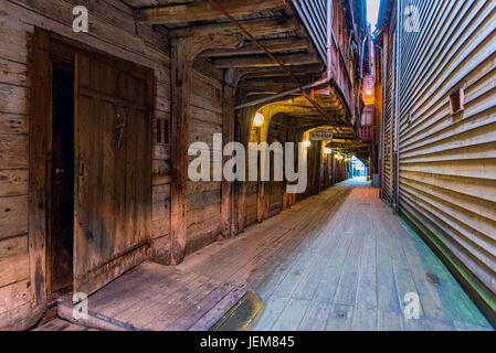 Bergen, Norvège - le 14 août 2016 : un passage étroit dans le quartier de Bryggen. Est une série de bâtiments commerciaux hanséatique Banque D'Images