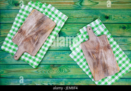 Les planches à découper sur green nappes à carreaux sur la table, vue du dessus Banque D'Images