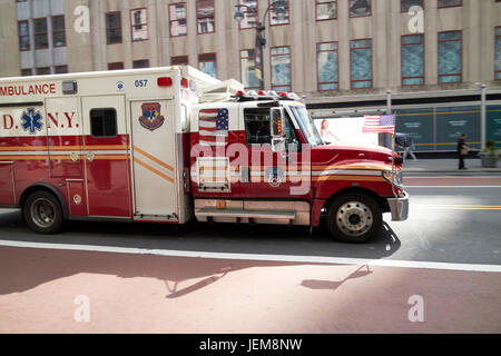FDNY excès d'ambulance à travers les rues de la ville New York USA Banque D'Images
