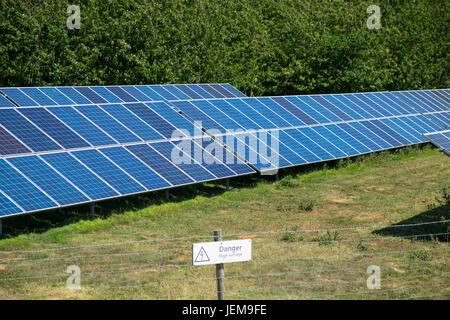 Ferme solaire en champ, Kent, UK Banque D'Images