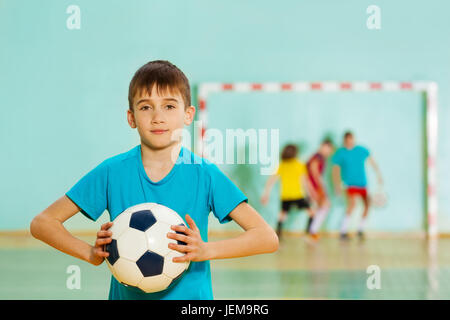 Jeune joueur de football prêt à jeter soccer ball Banque D'Images