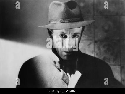 Leslie Howard, sur-ensemble de la British Film, 'Pimpernel Smith' (publié aux États-Unis en tant que 'Mister V'), 1941 Banque D'Images