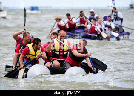 Le décathlète Dean Macey participe à la Southend Raft Race 2017 sur l'estuaire de la Tamise Banque D'Images