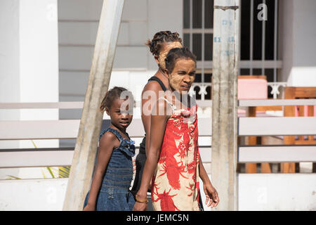 Femme Sakalava avec Tabaky face paint, Morondava, Madagascar Banque D'Images