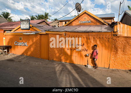 Garçon en face d'un castel bar, Morondava, Madagascar Banque D'Images