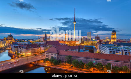 Panorama sur la ville de Berlin quand le coucher du soleil à la rivière Spree, Berlin, Allemagne Banque D'Images