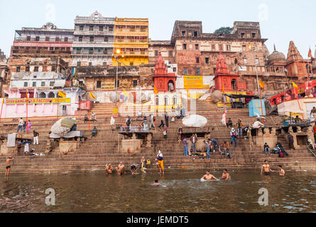 Les baigneurs, les pèlerins, les fidèles et le long du rivage de la rivière du Gange à Varanasi, Uttar Pradesh, Inde. Banque D'Images