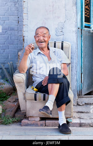 Cheerful senior avec une cigarette. La population de personnes âgées (60 ans et plus) en Chine est d'environ 128 millions de dollars, soit un toutes les dix personnes, plus important au monde. Banque D'Images