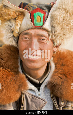 Vendeur de rue tibétain. Les Tibétains sont un groupe ethnique originaire du Tibet, la Chine. Ils sont 5,4 millions et sont 10e plus grand groupe ethnique dans le pays. Banque D'Images