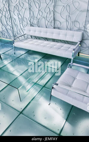 Design élégant intérieur avec une mousse blanche divan et fauteuil ...