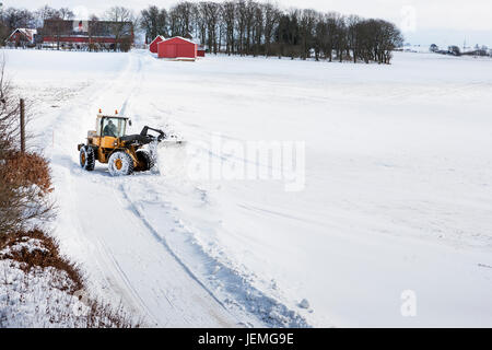 Chasse-neige on country road Banque D'Images