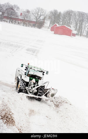 Chasse-neige on country road Banque D'Images