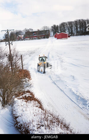 Chasse-neige on country road Banque D'Images