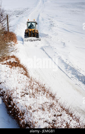 Chasse-neige on country road Banque D'Images