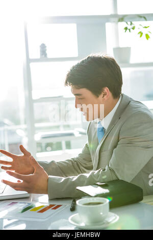 Asian businessman sur son bureau Banque D'Images