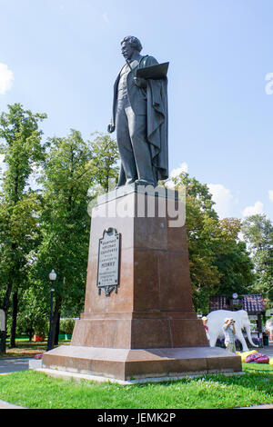 Statue d'Ilya Repine (5 août 1844 - 29 septembre 1930) , Place Bolotnaya, Moscou, Russie Banque D'Images