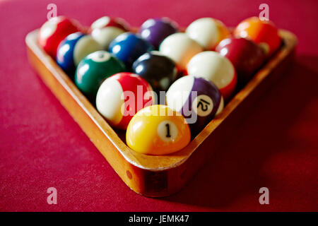 Balls disposés sur une table de billard Banque D'Images