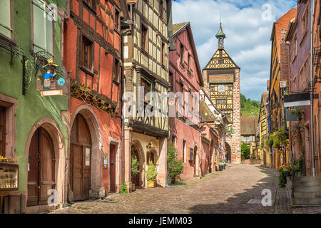 La rue centrale du village de Riquewihr avec colombages colorés traditionnels maisons françaises et Tour Dolder, Alsace, France Banque D'Images