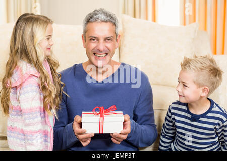 Happy father holding cadeau donné par les enfants Banque D'Images