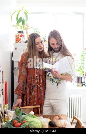 Young couple in kitchen Banque D'Images