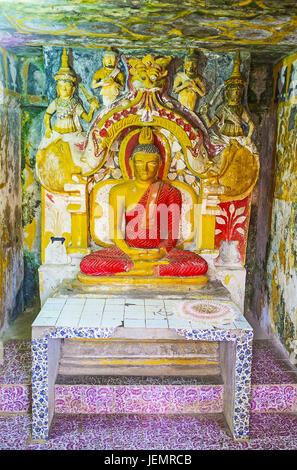 PILIMATHALAWA, SRI LANKA - le 11 novembre 2016 : Intérieur de Vijayantha Prasada culte de Gadaladeniya Temple bouddhiste Vihara avec la statue de couleur Banque D'Images