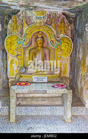 PILIMATHALAWA, SRI LANKA - le 11 novembre 2016 : l'autel sculpté avec la statue de Bouddha, entouré de reliefs dans Vijayantha Prasada culte de G Banque D'Images