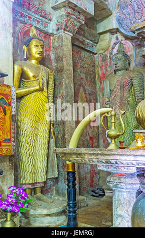 PILIMATHALAWA, SRI LANKA - le 11 novembre 2016 : Intérieur de Gadaladeniya Temple bouddhiste Vihara avec des statues de Bouddha, l'autel en pierre et des fresques sur Banque D'Images