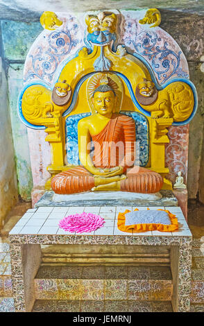 PILIMATHALAWA, SRI LANKA - le 11 novembre 2016 : l'intérieur de l'image chambre des Vijayantha Prasada culte de Gadaladeniya Temple bouddhiste Vihara, sur Nove Banque D'Images
