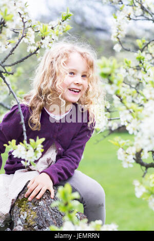 Arbre en fleurs près de girl Smiling Banque D'Images