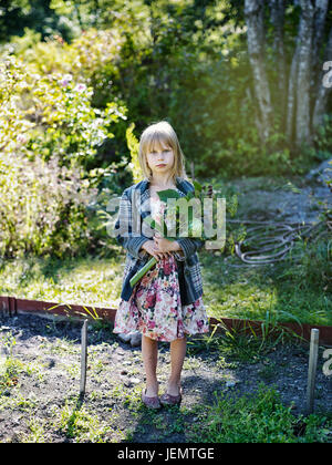 Fille dans le jardin Banque D'Images
