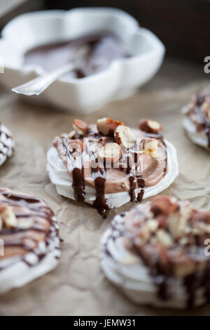 Mini pavlova avec crème aux noisettes et chocolat Banque D'Images