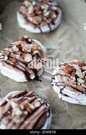 Mini pavlova avec crème aux noisettes et chocolat Banque D'Images