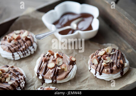 Mini pavlova avec crème aux noisettes et chocolat Banque D'Images