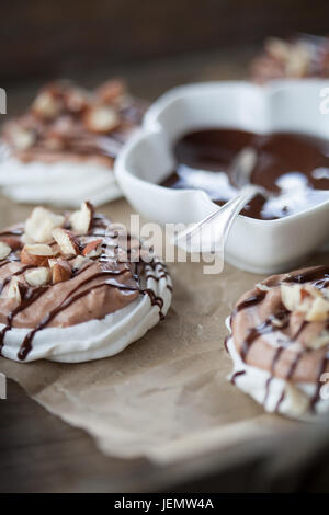 Mini pavlova avec crème aux noisettes et chocolat Banque D'Images