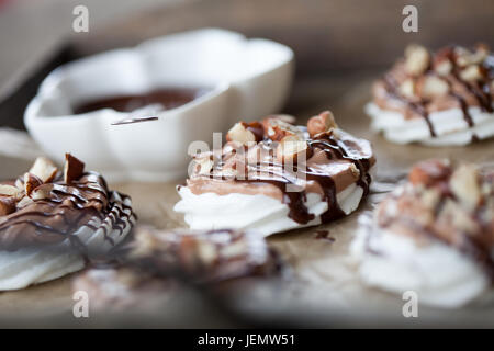 Mini pavlova avec crème aux noisettes et chocolat Banque D'Images