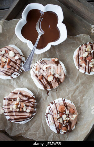 Mini pavlova avec crème aux noisettes et chocolat Banque D'Images