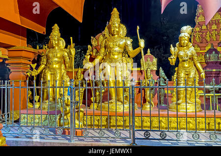 Le soir, vue sur le culte de Rama, Sita et Lakshmana à côté de l'Seetha Amman Temple Hindou, Nuwara Eliya, Sri Lanka. Banque D'Images