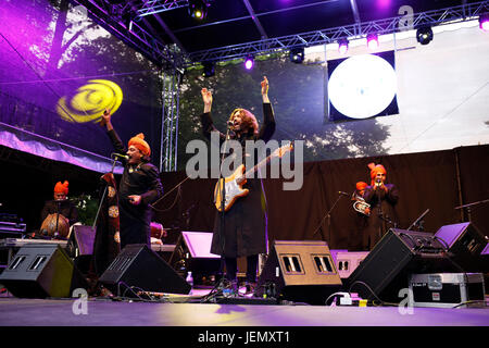 PRAGUE, RÉPUBLIQUE TCHÈQUE - 17 juin 2017 : Ben Shye Tzur et Rajastan Express effectue sur scène pendant un concert au 20e Festival de respect à Prague Banque D'Images