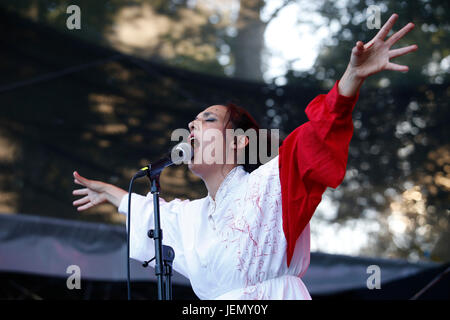 PRAGUE, RÉPUBLIQUE TCHÈQUE - le 18 juin 2017 : la chanteuse israélienne Hanna Victoria effectue sur scène pendant un concert au 20e Festival de respect à Prague Banque D'Images