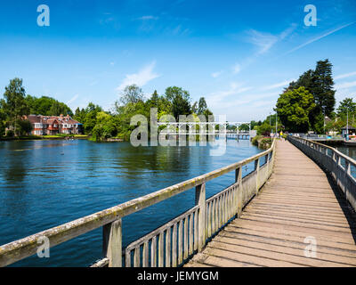 Marsh Lock et Weir, Henley-on-Thames, Oxfordshire, Angleterre, Royaume-Uni, GO. Banque D'Images