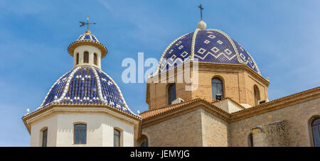 Panorama des coupoles bleues de l'église à Altea, Espagne Banque D'Images