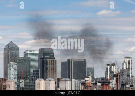 Londres, Royaume-Uni. 26 Juin, 2017. La fumée noire s'élève au-dessus de Canary Wharf à partir d'un site de construction de bâtiments en bois de feu, du quai est de Londres. Crédit : Guy Josse/Alamy Live News Banque D'Images