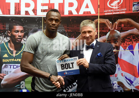 Ostrava, République tchèque. 26 Juin, 2017. Le sprinter jamaïcain Usain Bolt (à gauche) assiste à une conférence de presse, à Ostrava, en République tchèque, le 26 juin 2017. Arrivés à vis en République tchèque pour assister à une réunion à Golden Spike Ostrava. À la droite est Ivo Vondrak, Gouverneur de la région de Moravie-Silésie. Photo : CTK Jaroslav Ozana/Photo/Alamy Live News Banque D'Images